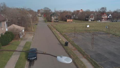 Aerial-view-of-dilapidated-house-in-a-neighborhood-in-the-city-of-Detroit,-Michigan