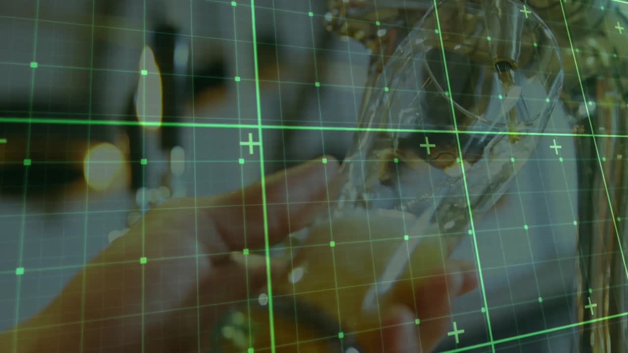 Mano che tira la maniglia di un rubinetto da bar, versando birra in un bicchiere a tulipano, controllando la schiuma con una griglia verde animata