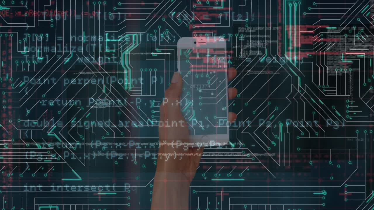 animación de procesamiento de datos y conexiones de microprocesador en la mano sosteniendo un teléfono inteligente
