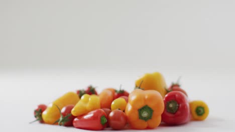 video de pimientos frescos y tomates con espacio de copia en fondo blanco