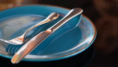 preparación de la mesa con tenedor y cuchillo