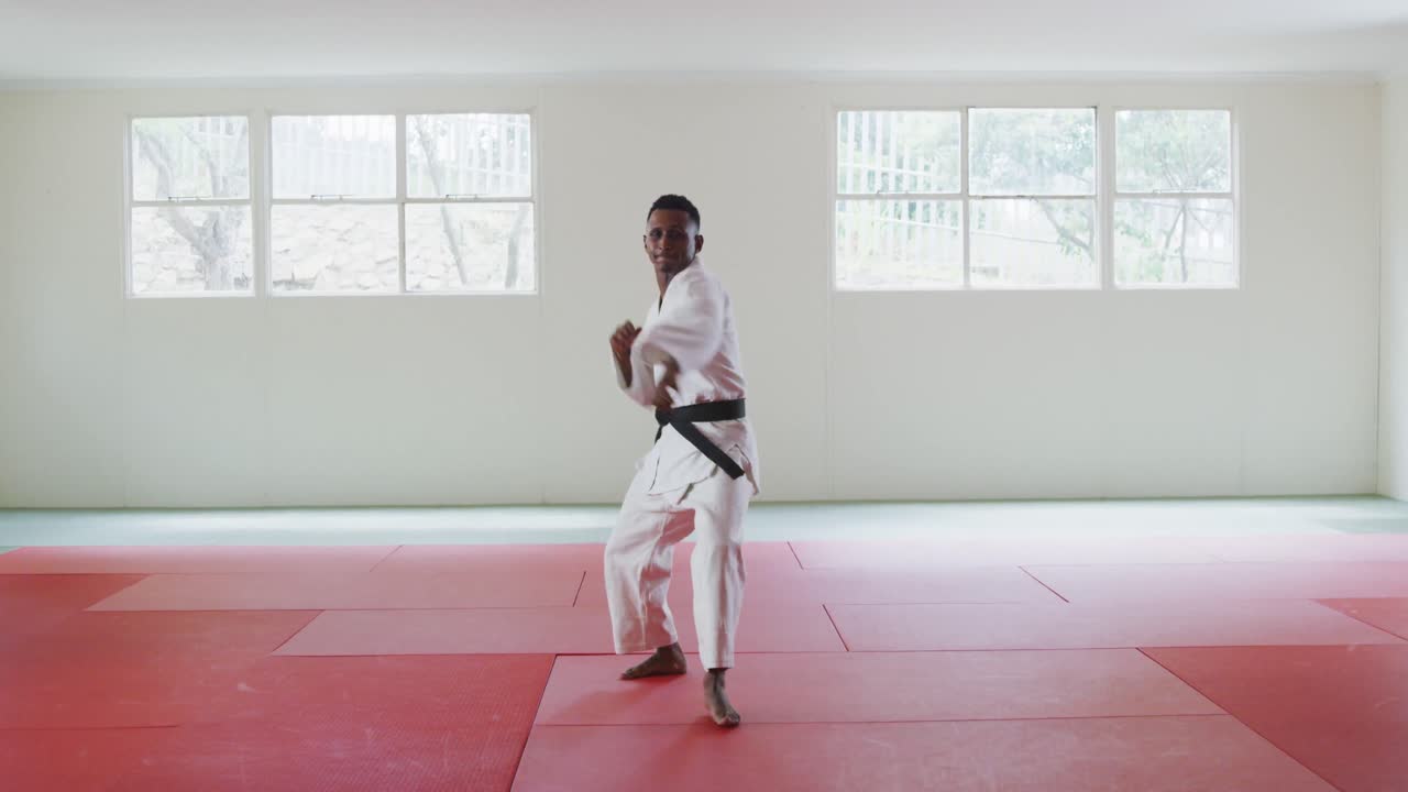 karateka pateando en el aire