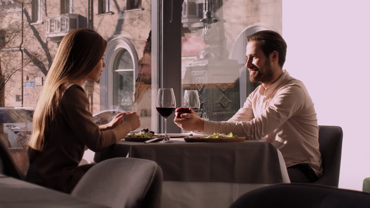 Proposta di matrimonio romantica al ristorante