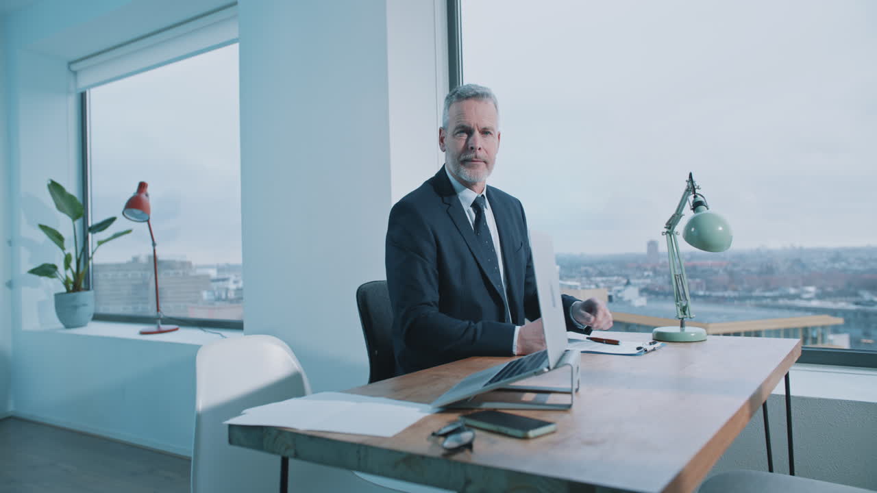 hombre de negocios en la oficina moderna