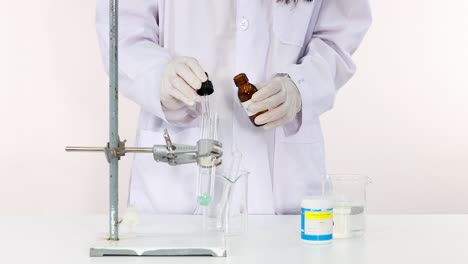 demostración de una reacción química en un entorno de laboratorio