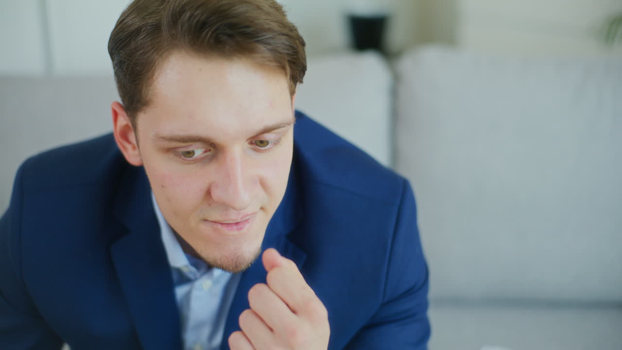 el hombre reflexiona sobre el proyecto.