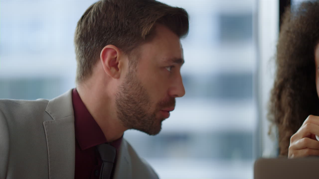 hombre de negocios hablando colega buscando dispositivo portátil en la cafetería de la oficina de la compañía.