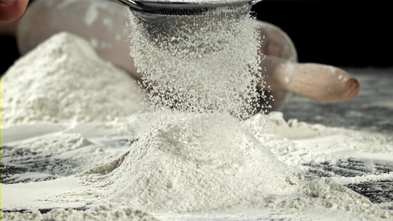 Close-up Gerak Lambat Tepung yang Diayak dengan Saringan