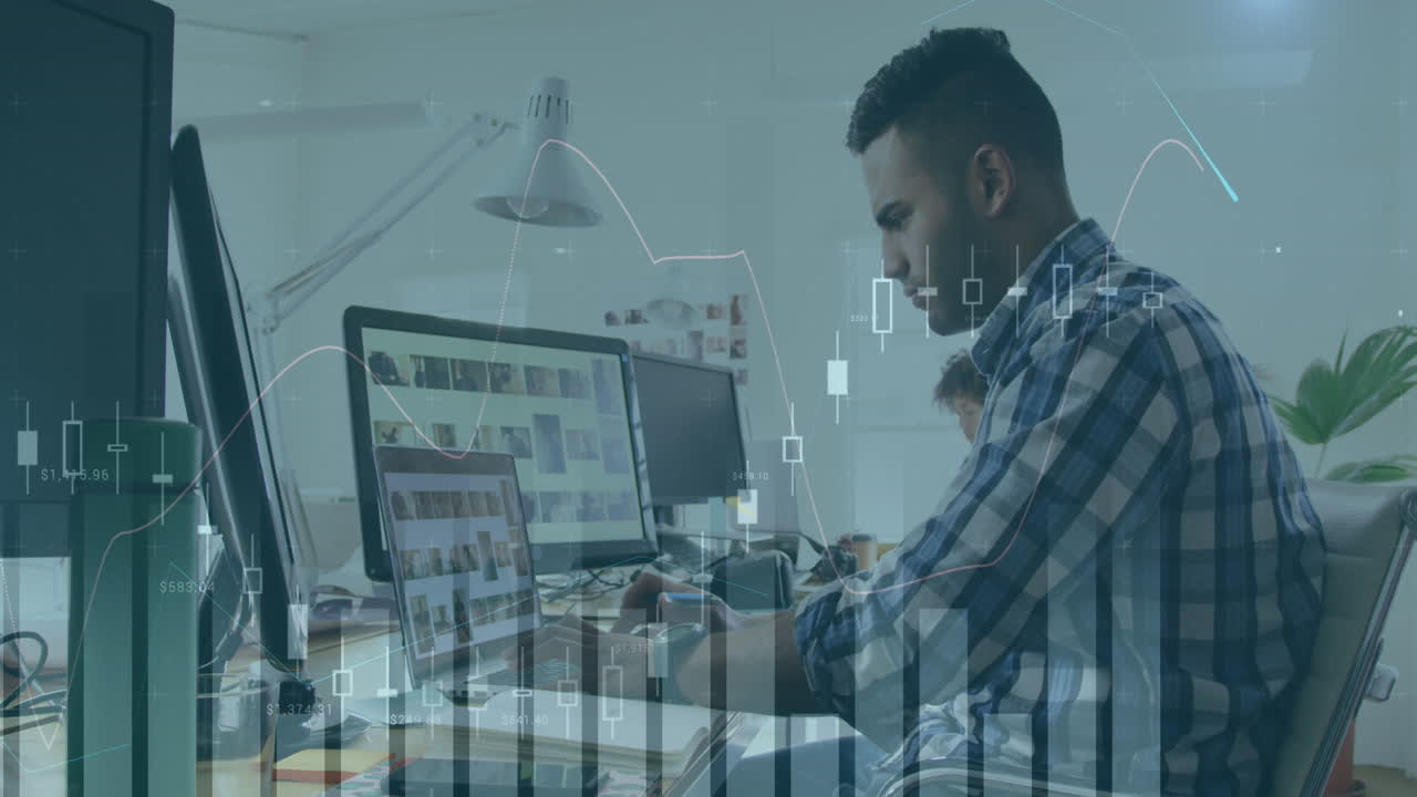 animación de múltiples gráficos sobre hombre asiático trabajando en portátil y escritorio en la oficina