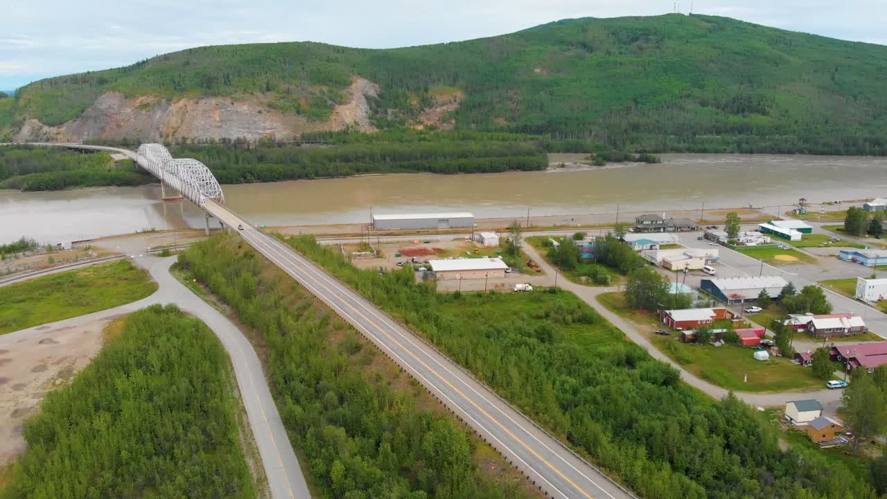 여름철 알래스카주 네나나에 있는 타나나 강을 가로지르는 알래스카 원주민 베레란스의 명예 강철 트러스 다리의 4k 드론 비디오
