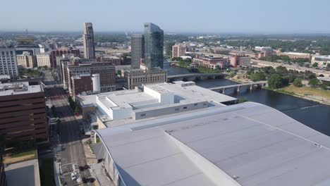 Centro-De-Grand-Rapids,-Con-El-Lugar-Devos-En-Primer-Plano,-Vista-Aérea-De-Drones