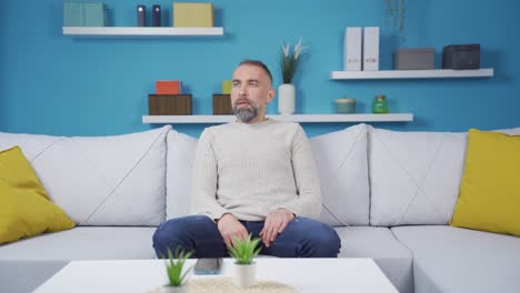 el hombre enojado en casa quiere venganza.