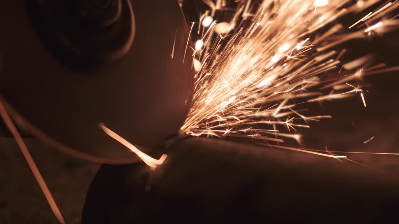 muchas chispas de una sierra de trabajo en la noche