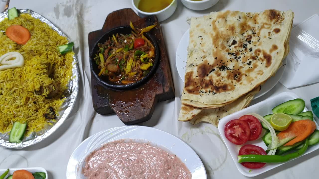 vista superior de la comida yemení cocina de oriente medio cordero kabsa pan salsa y sopa
