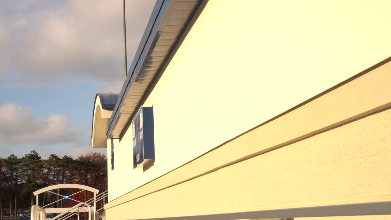 una formación apoyada por un cardán de un edificio deportivo recién terminado durante la hora dorada