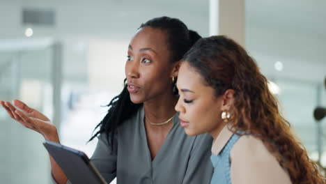 Mujeres-De-Negocios,-Tableta-Y-Un-Equipo-Hablando