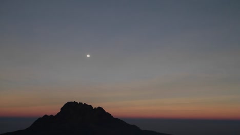 Luna-Sobre-Afloramiento-Rocoso-Al-Atardecer