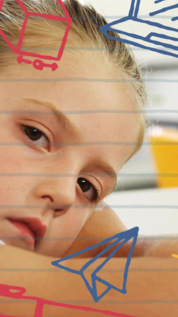 Video verticale: La telecamera inquadra un bambino che alza la testa e sposta lo sguardo, scarabocchi di appunti che guidano l'attenzione della classe