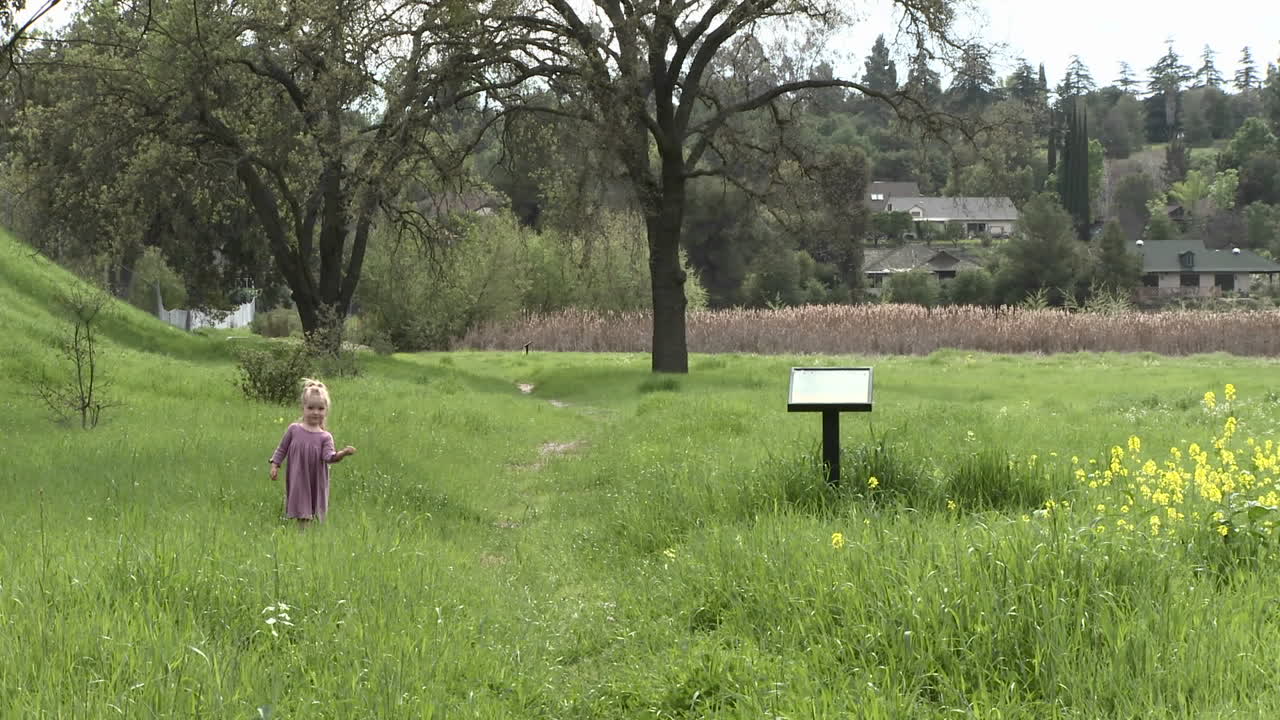 오하이오 캘리포니아의 오하이 초원 보호 구역에서 복원된 습지를 걷는 소녀