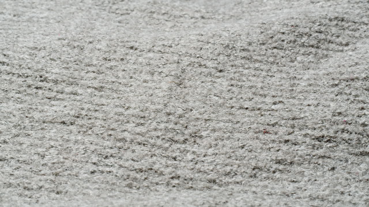 Primo piano di un tessuto grigio lavorato a maglia