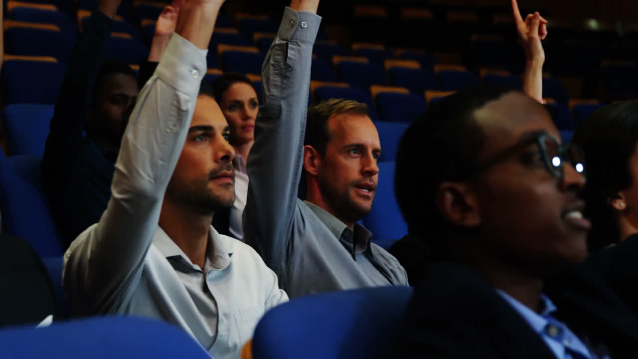 ejecutivos de negocios que participan en una reunión de negocios