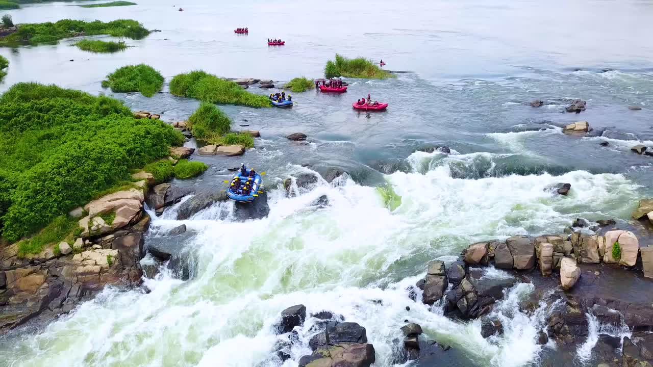 우간다 아프리카의 나일 강에서 서까래 급류 래프팅 공중
