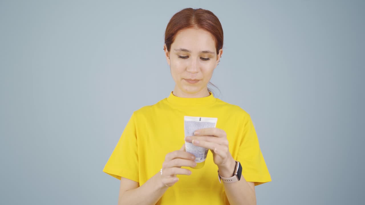 Donna che si applica la crema sulla mano. Bellezza della pelle