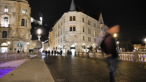 timelapse del centro de la ciudad de ljubljana en la noche, puente triple y vista del castillo, eslovenia