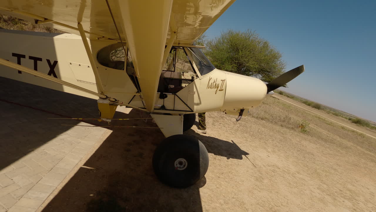 Avião de bushcraft sobrevoando um leito de rio na savana