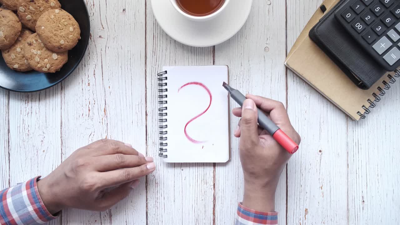 노트북 에 질문표 를 쓰고 있는 사람