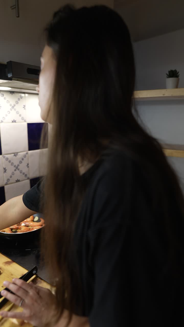 mujer en la cocina