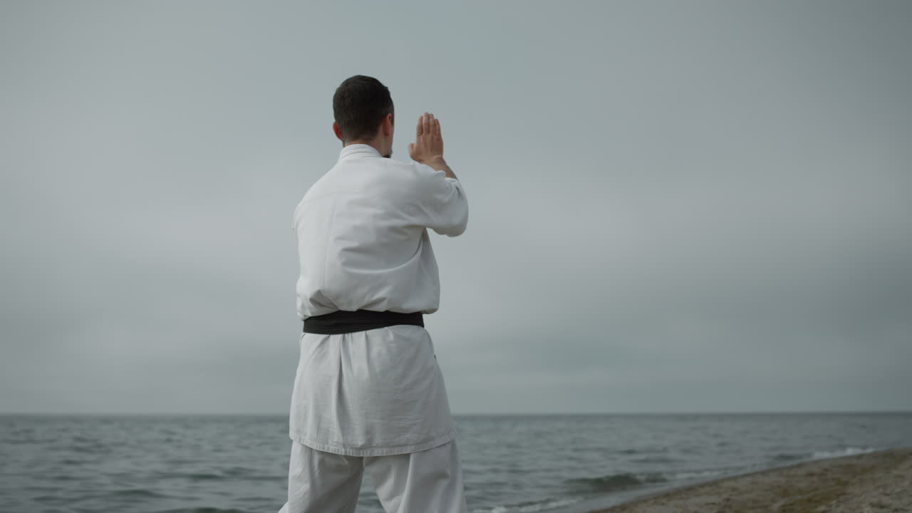 알려지지 않은 카라테 싸움 ⁇ 이 낮에는 구름이 많은 날씨에 공격을 연습하고 있습니다.