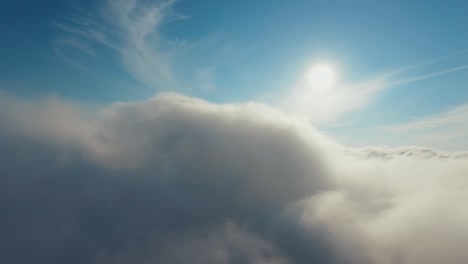 volando a través de las nubes hacia el sol.