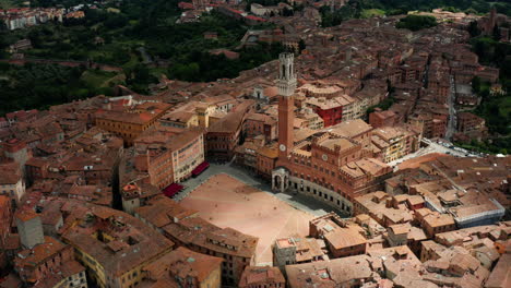 Vista-Aérea-De-La-Catedral-De-Siena,-Pullback-Revelando-La-Ciudad,-Italia