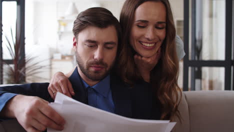 pareja discutiendo negocios en casa