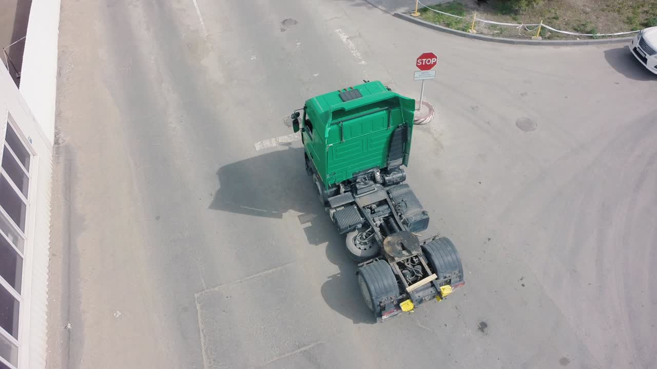 도로 교차로 에 있는 초록색 트럭