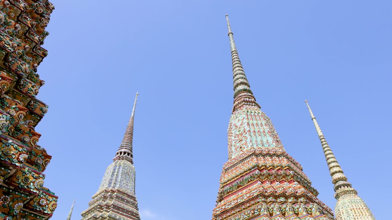 태국 방 의 은 하늘 아래 의 장식 된 사원 스투파