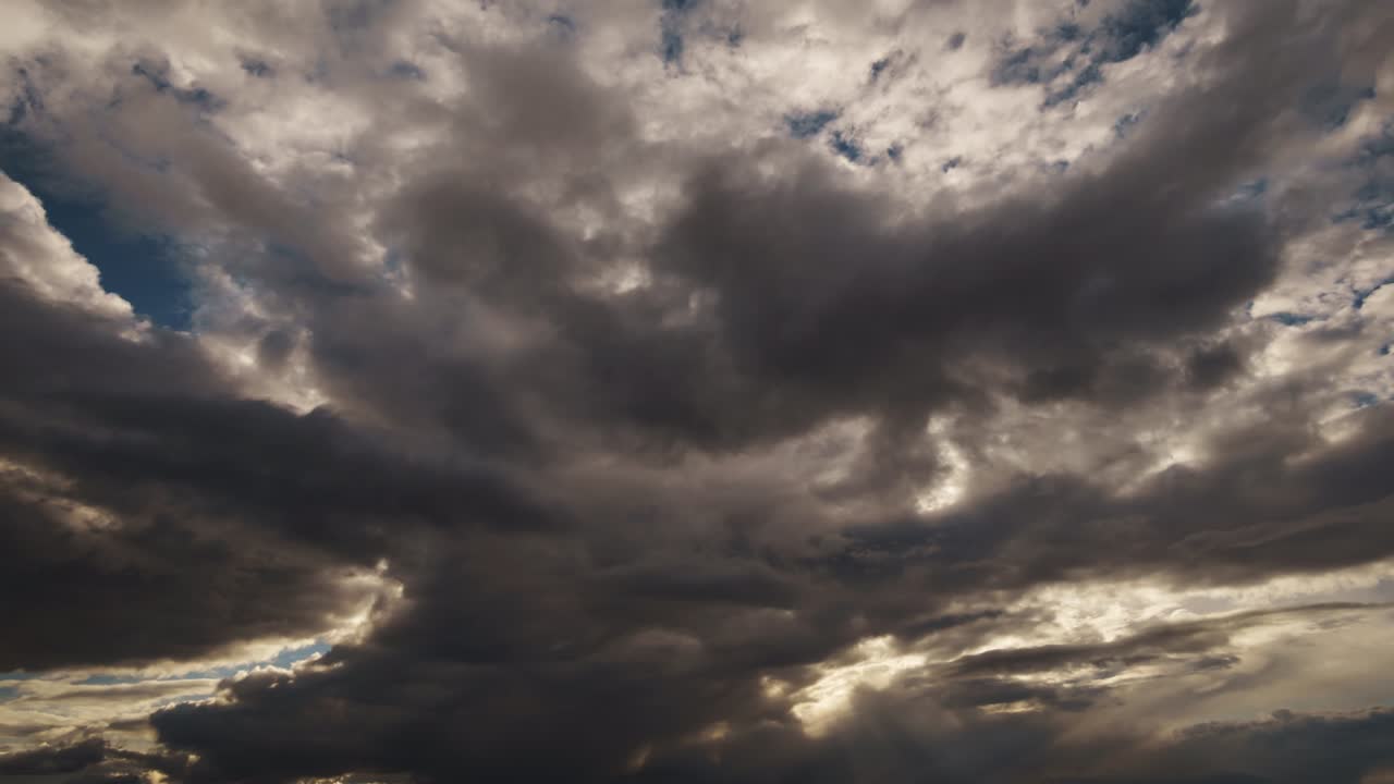 dramático atardecer cielo lapso de tiempo, luz solar brillante y silueta oscura de las nubes como fondo