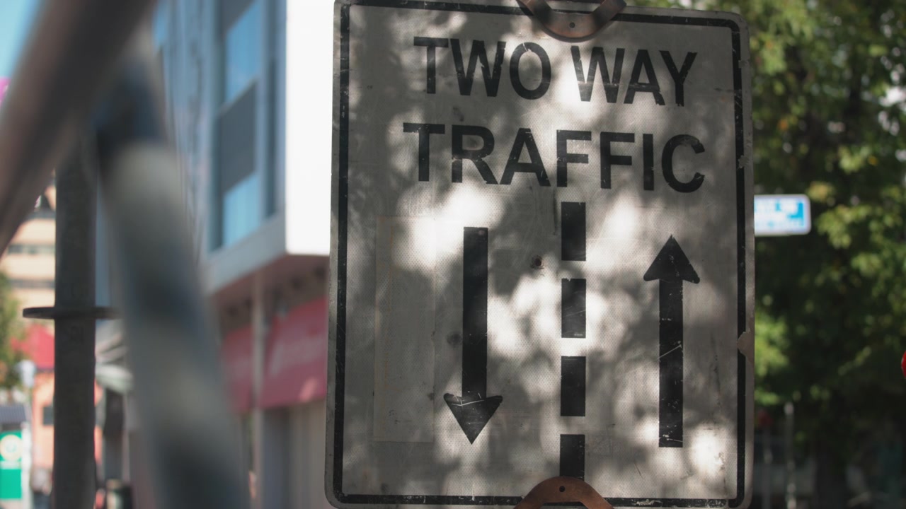 Segnale bianco che indica traffico a doppio senso.