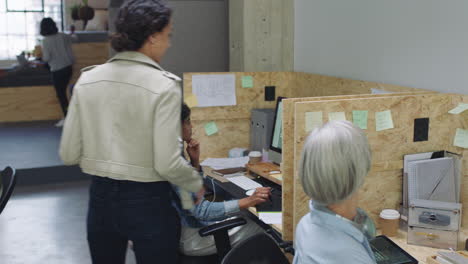 personas de negocios diversas que trabajan en la oficina intercambiando ideas, compañeros de trabajo estrechándose la mano, reuniéndose, colaborando en proyectos creativos, disfrutando del trabajo en equipo en el lugar de trabajo moderno