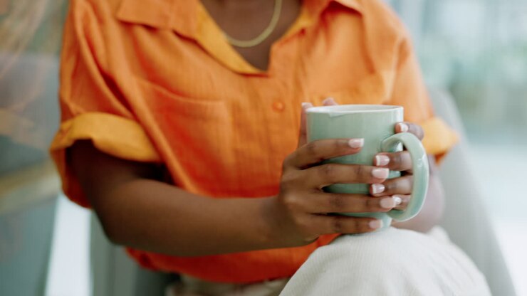 Caffè bevente della donna di colore