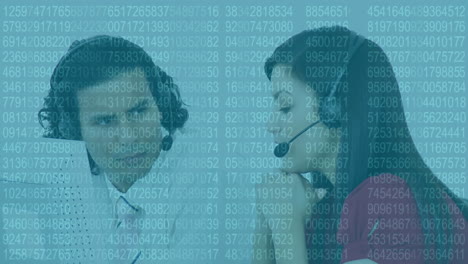 procesamiento de datos de codificación binaria sobre diversos ejecutivos de atención al cliente masculinos y femeninos hablando