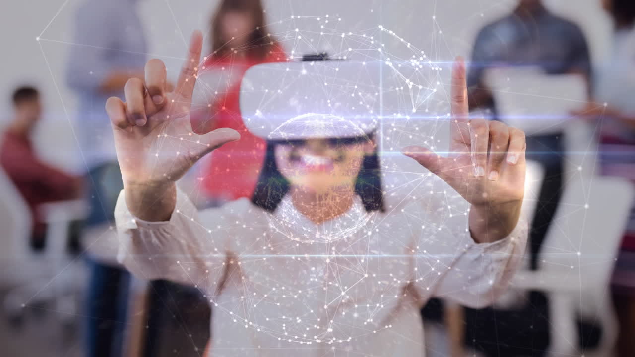 usando auriculares de realidad virtual, mujer interactuando con animación de red digital en la oficina