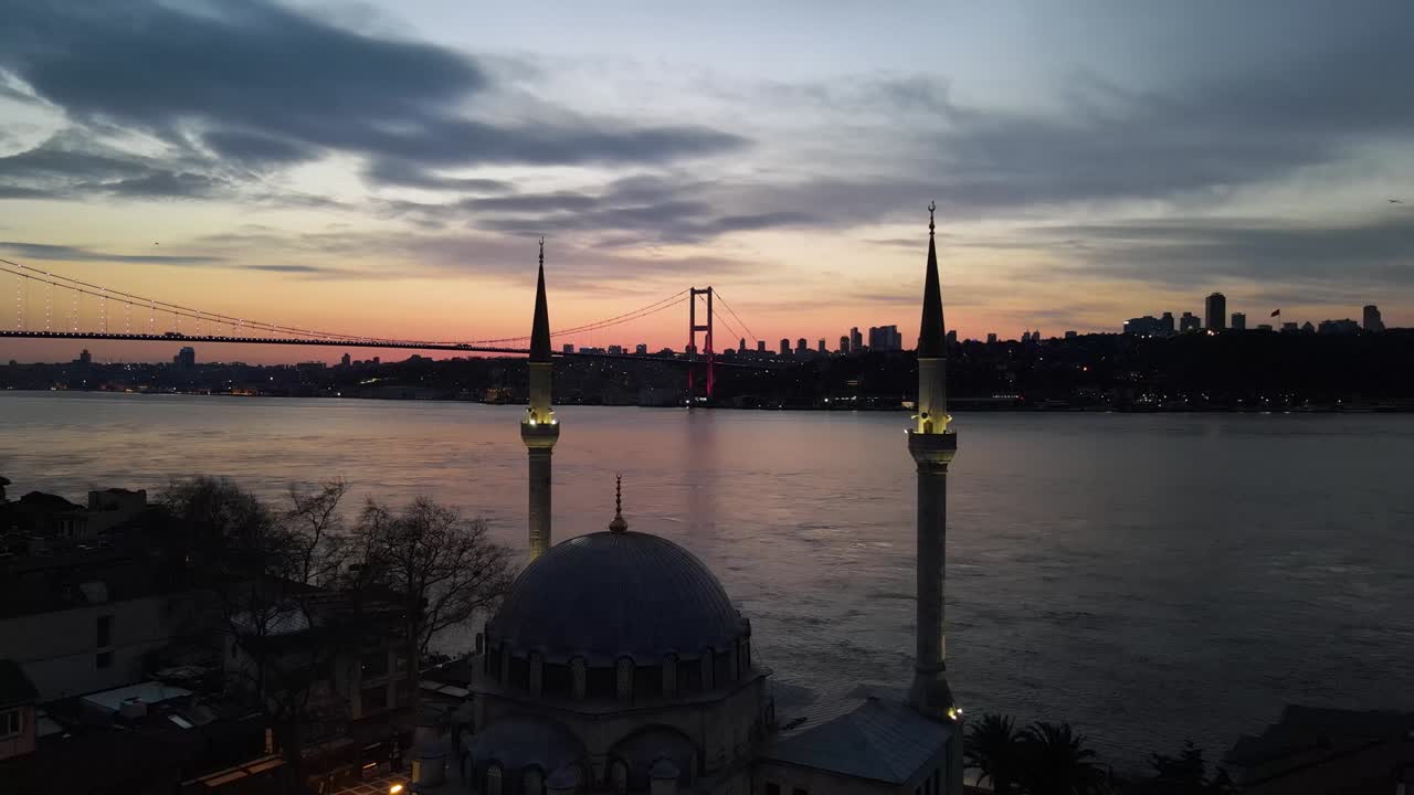 el video del drone de la mezquita de beylerbeyi es de uzbekistán, estambul y turquía.