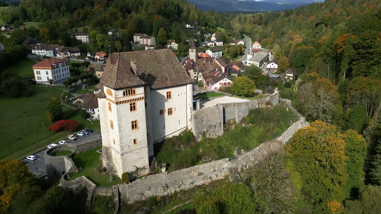 Letecký pohled na středověký hrad a vesnici na podzim