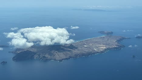 vista aérea de porto santo, madeira, tomada desde una cabina de un avión volando a 3000 f durante la llegada a funchal