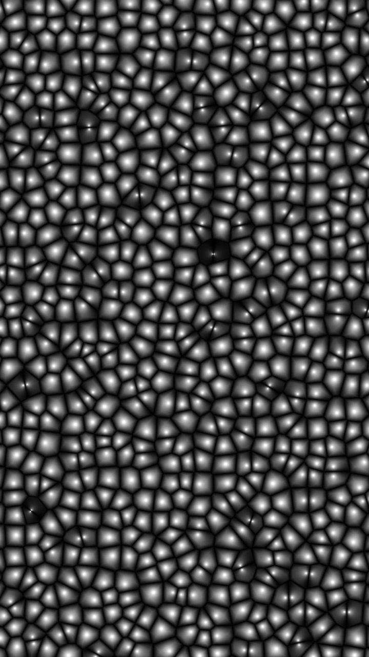Vista verticale di un denso motivo a trama cellulare di Voronoi monocromatico che si muove organicamente su sfondo nero
