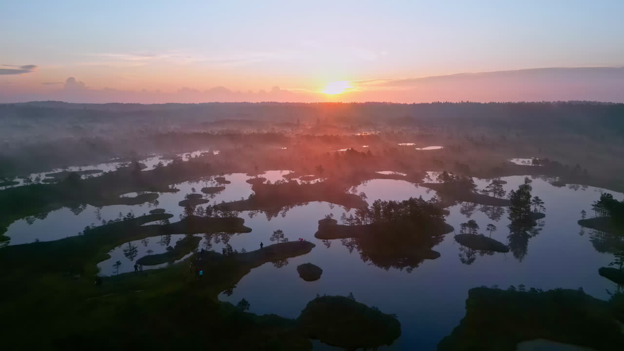 라트비아 아마치에미스 에서 해가 뜨는 동안 습지 위 에 구름 과 안개