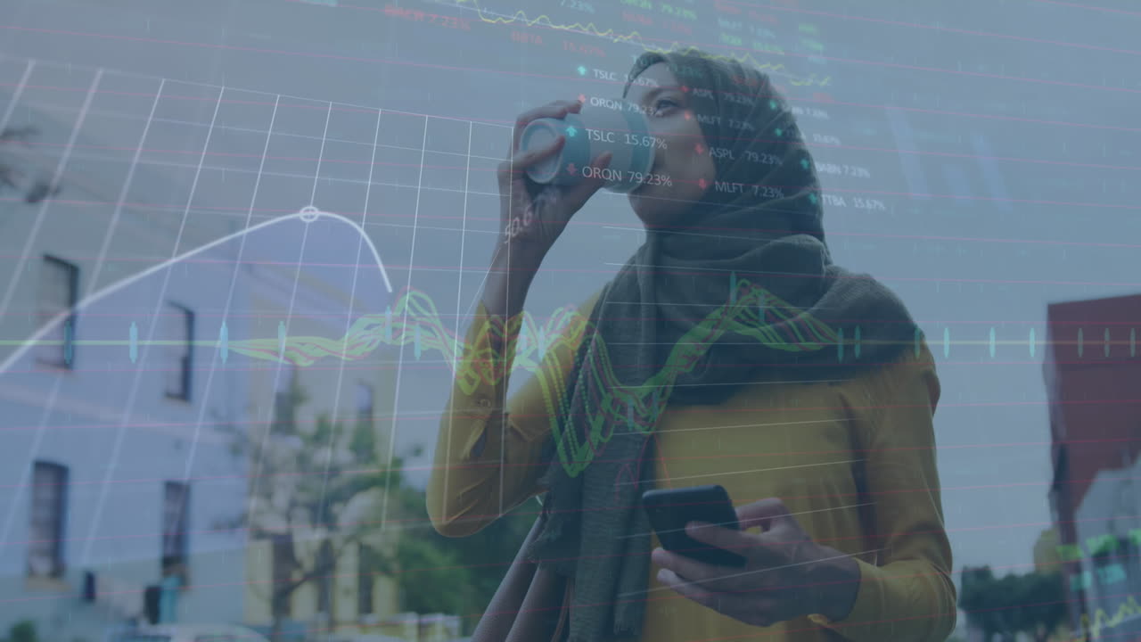 animación del procesamiento de datos sobre una mujer biracial usando un teléfono inteligente