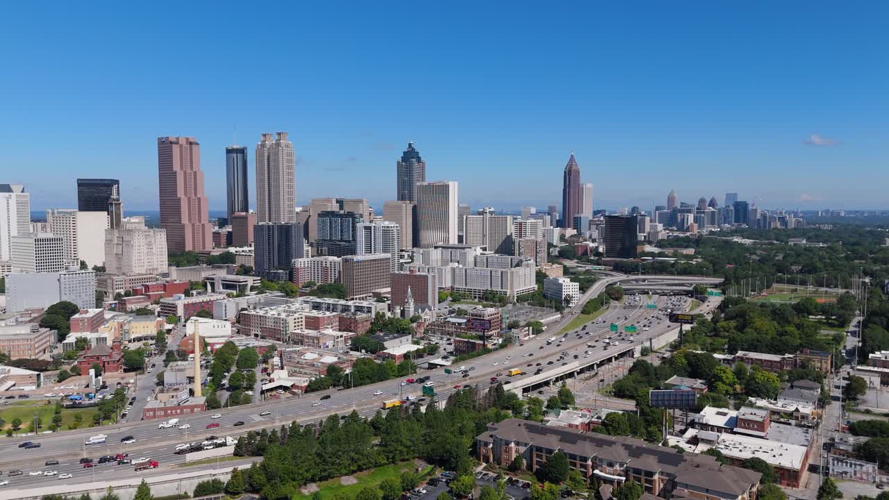드론이 여름날에 애틀랜타 시내와 미드타운 스카이라인을 밀어붙이는 장면
